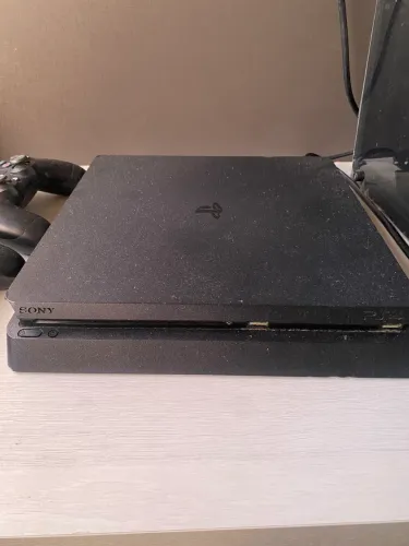 PS4 Slim 500GB usado + 3 controles
