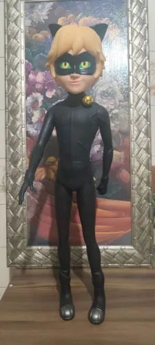 Boneco articulado do personagem Cat Noir, da animação Miraculous: As Aventuras de Ladybug.