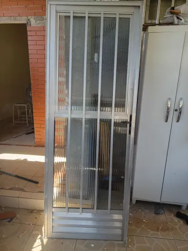PORTA DE ALUMÍNIO 80 X 2.10 COM VIDRO. 