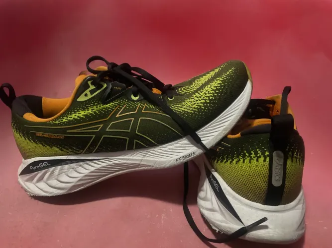 tênis asics ótimo para corrida e super confortável ao colocar no pé