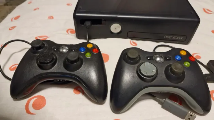 Xbox 360 Slim 1TB Completo com 2 Controles