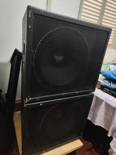 Par de Caixas de Subwoofer 18" com Falantes Oversound 800W - 8 Ohms