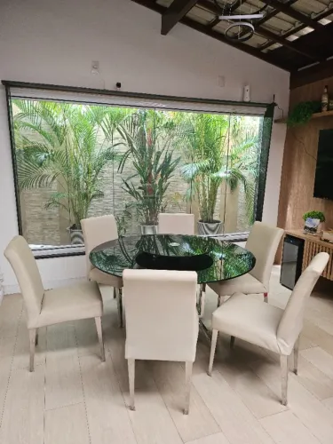 Mesa de vidro com 6 cadeiras, com base e pés de aço inox. Prato giratório removível.