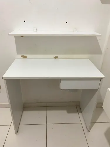 Mesa de estudos + prateleira