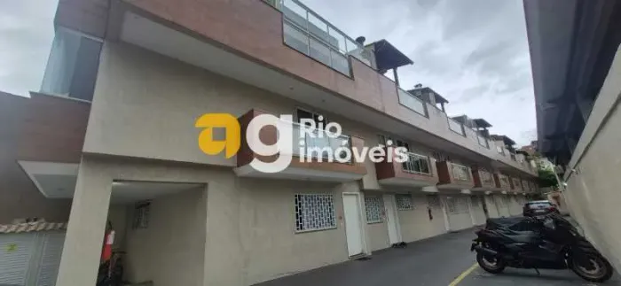 Casa em Condomínio : Triplex / Residencial / Pechincha