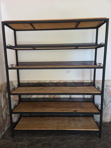 Estante rústica de ferro com madeira (altura 2,10mt Largura 1,70mt profundidade 47cm)