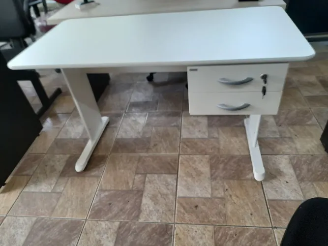 Mesa de escritório branca com gavetas - Nova