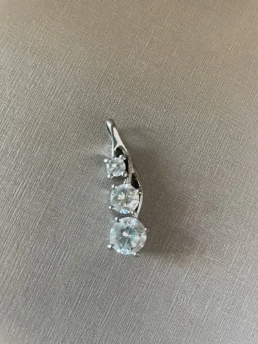 Pingente Rommanel com 3 zircônias.