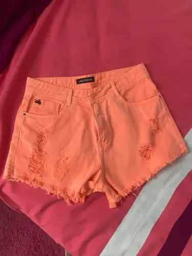 Short jeans lança perfume