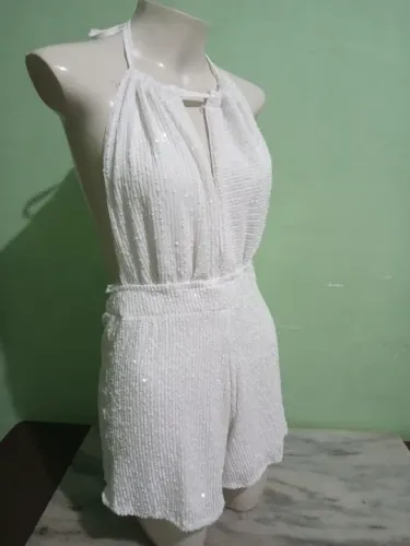 Macacão branco de renda para festas