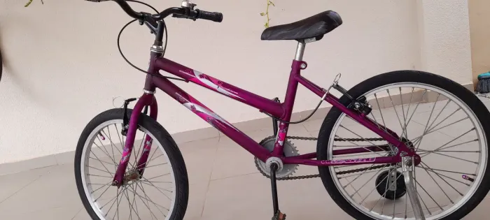 Bicicleta infantil com rodinhas que podem ser removidas. (seminova).