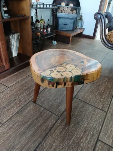 Mesa de madeira nobre, angico vermelho e resina epóxi.