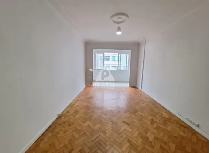 Apartamento em Copacabana 3 Quartos, 1 Suíte e Varanda, Perto da Praia!