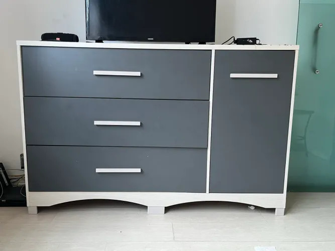 Cômoda para quarto MDF, 3 gavetas + porta, cinza e branco - ótimo estado