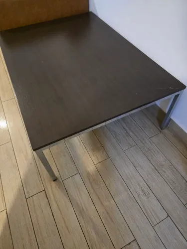 Mesa de centro em madeira e com pés de aço