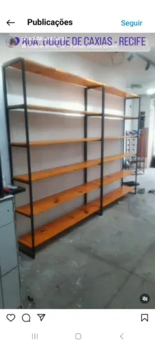 Estante de Metal com Prateleiras de Madeira