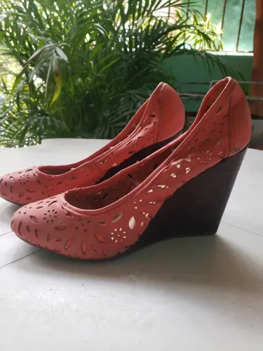 Sandália plataforma feminina cor coral