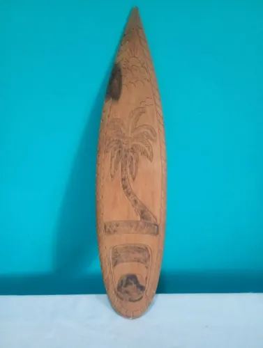 Artesanato Indonésia - Prancha de surf esculpida a mão em madeira - tribo Memtawai  