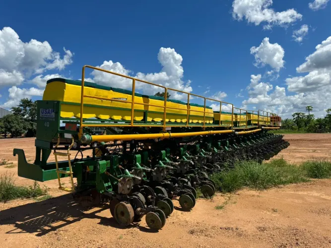 Plantadeira 40 linhas USAP Tatu Marchesan ano 2012 com micron a vácuo