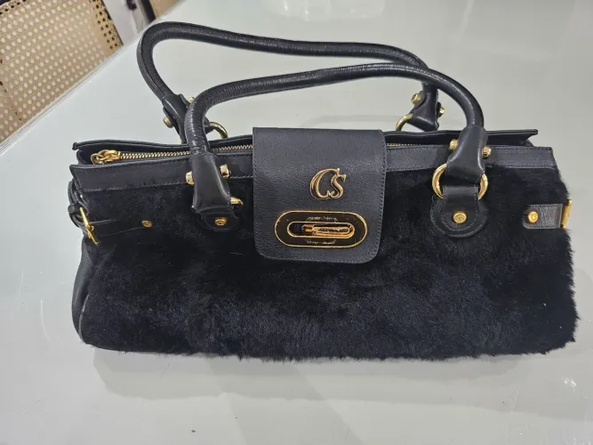 Bolsa de mão preta pelúcia detalhes dourados