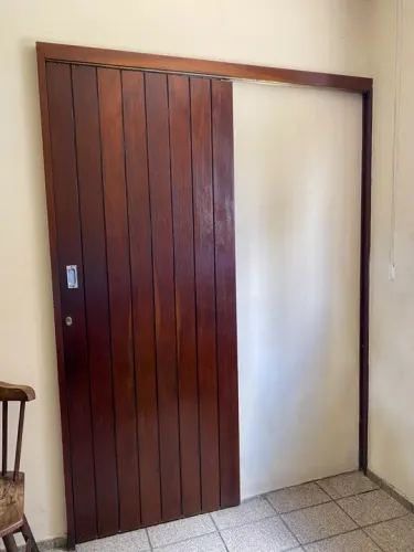 Porta de correr em ipê