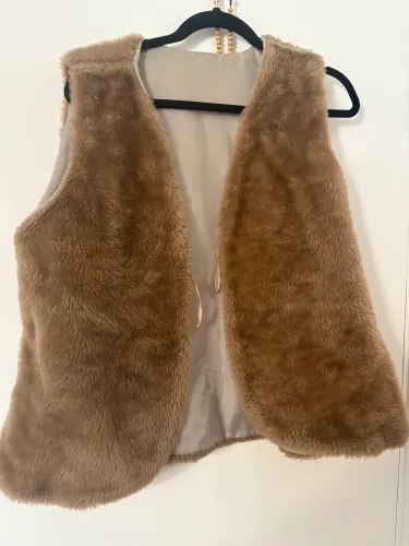 Colete estilo pelúcia, cor nude, tamanho 44
