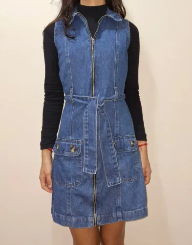 Vestido jeans c/ zíper na frente e faixa na cintura - Tamanho PP