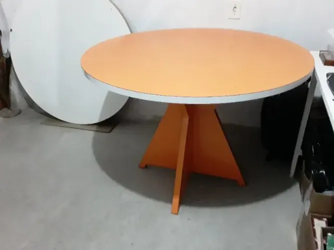 Mesa Antiga de Madeira Maciça, com folha de fórmica Laranja, leia a descrição