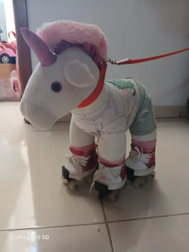 Pelúcia unicórnio com patins