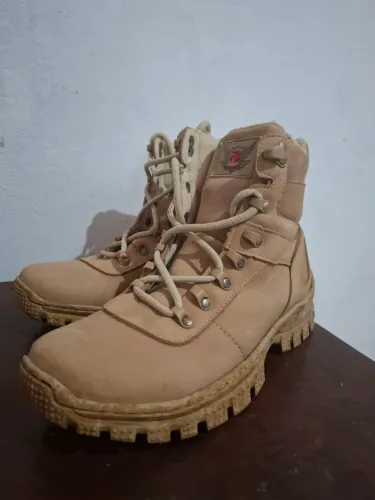 Bota militar moderna e resistente