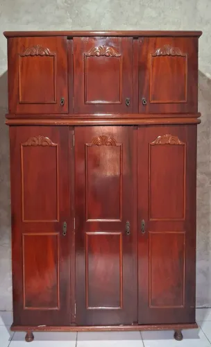 Guarda-Roupa de Madeira Clássico