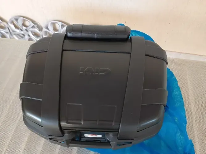Baú para motocicleta marca Givi Trk 52 Litros + base + encosto;