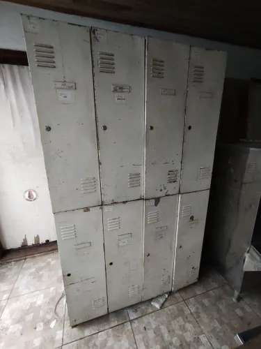 REFORÇADO! Vestiário 8 portas metal em bom estado
