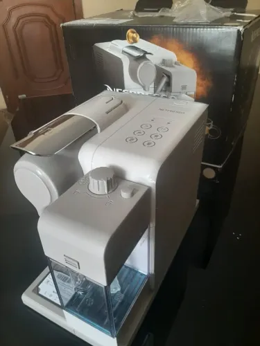 Cafeteira Nespresso Lattissima Touch F521, 220v