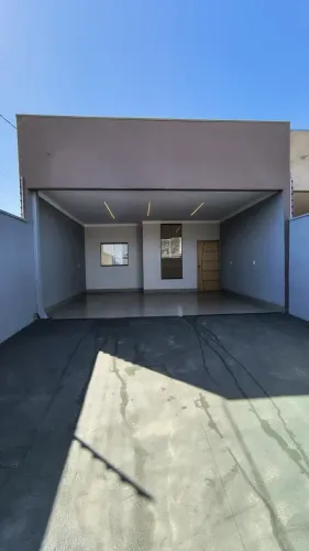 Casa com 3 quartos, 1 suite no residencial Roma em Anápolis com garagem para 2 carros