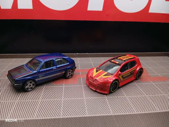 Dupla de Miniaturas Golf - Hotwheels - escala 1/64