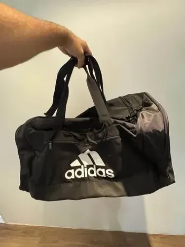 VENDO BOLSA DE VIAGEM DA MARCA ADIDAS NA COR PRETA - GG (mais de 30 kilos)