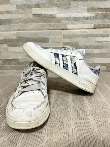 Tênis esportivo branco Adidas 36
