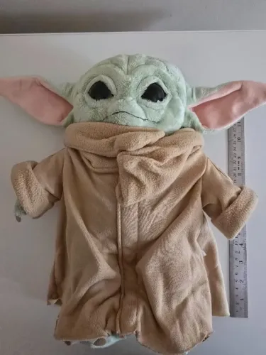 Baby Yoda de pelúcia