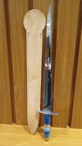 Faca inox com bainha em couro e cabo exclusiva