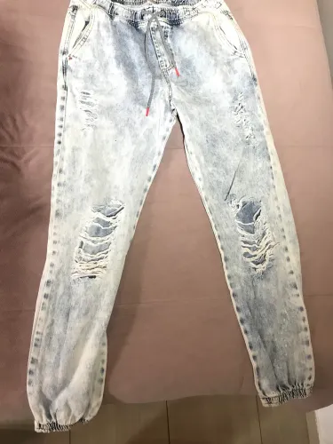 Calça jeans jogger destroyed