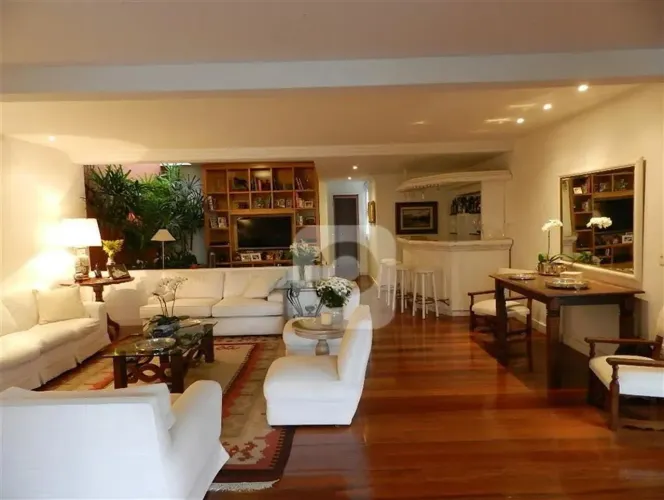 Cobertura à venda com 392m², 4 quartos e 3 vagas, no Jardim Oceânico.