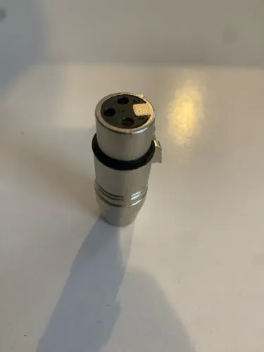 Adaptador XRL 3 pinos fêmea pra 3.5mm fêmea.