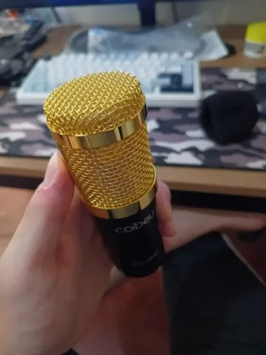 Microfone e estação de streaming ou rádio profissional