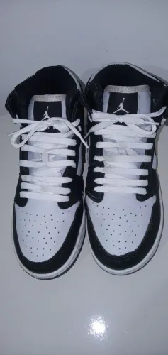 Tênis Nike "Air Jordan" 1 Mid Panda. Tam.38. ( made in China). Usado.