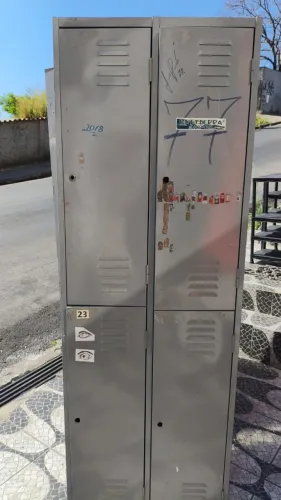 Roupeiro 4 portas grandes - Usado