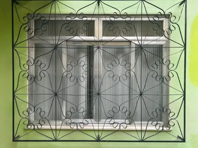 Grade de ferro e janela de alumínio