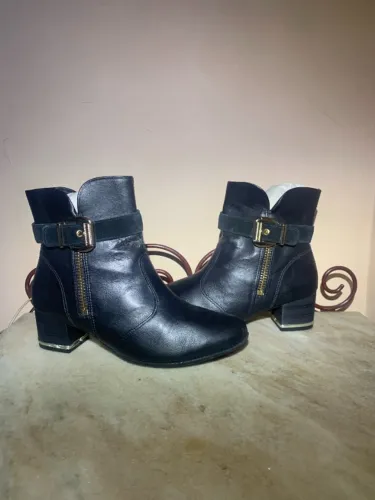 Bota Feminina Corello - Couro Legítimo com Detalhes Dourados Elegantes
