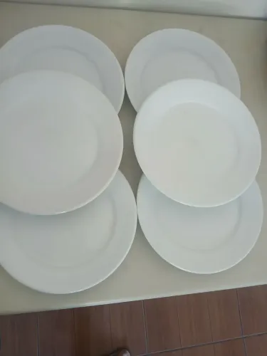 6 pratos brancos