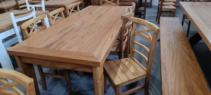 Mesa com 8 cadeiras de madeira 2x90 $ 3.599,00 no Pix com frete grátis e a pronta entrega 